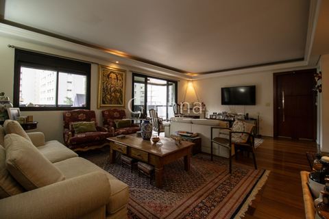 Apartamento à venda em Moema, 130 m²