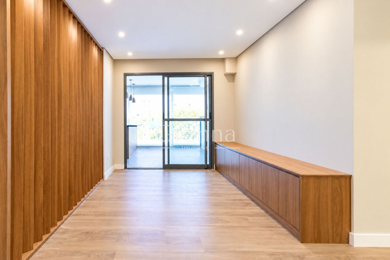 Sala reformada com painel de madeira ripada, Pinheiros