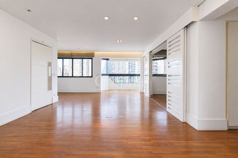 Apartamento à venda em Moema, 134 m²
