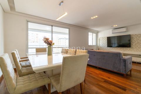 Apartamento à venda em Moema, 143 m²