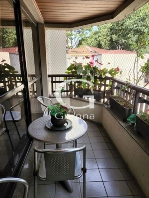 Apartamento à venda em Moema, 147 m²