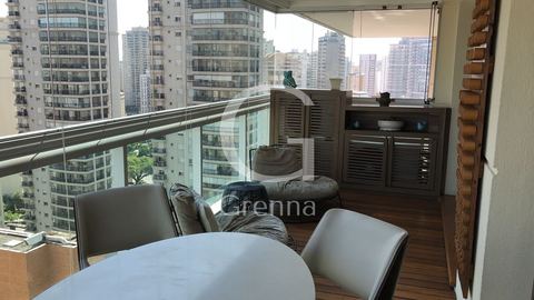 Apartamento à venda em Moema, 162 m²