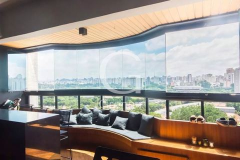 Apartamento à venda em Moema, 147 m²