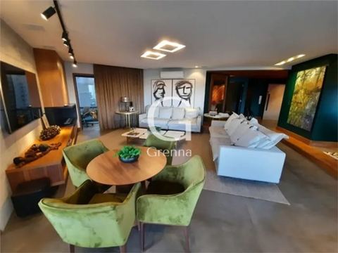 Apartamento à venda em Moema, 250 m²